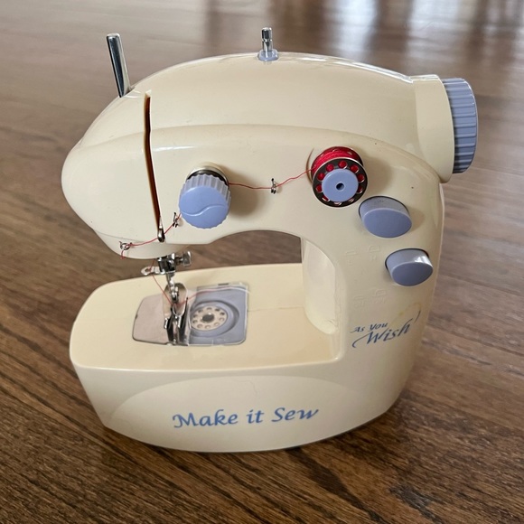 Make it Sew Mini Sewing Machine - Picture 1 of 16